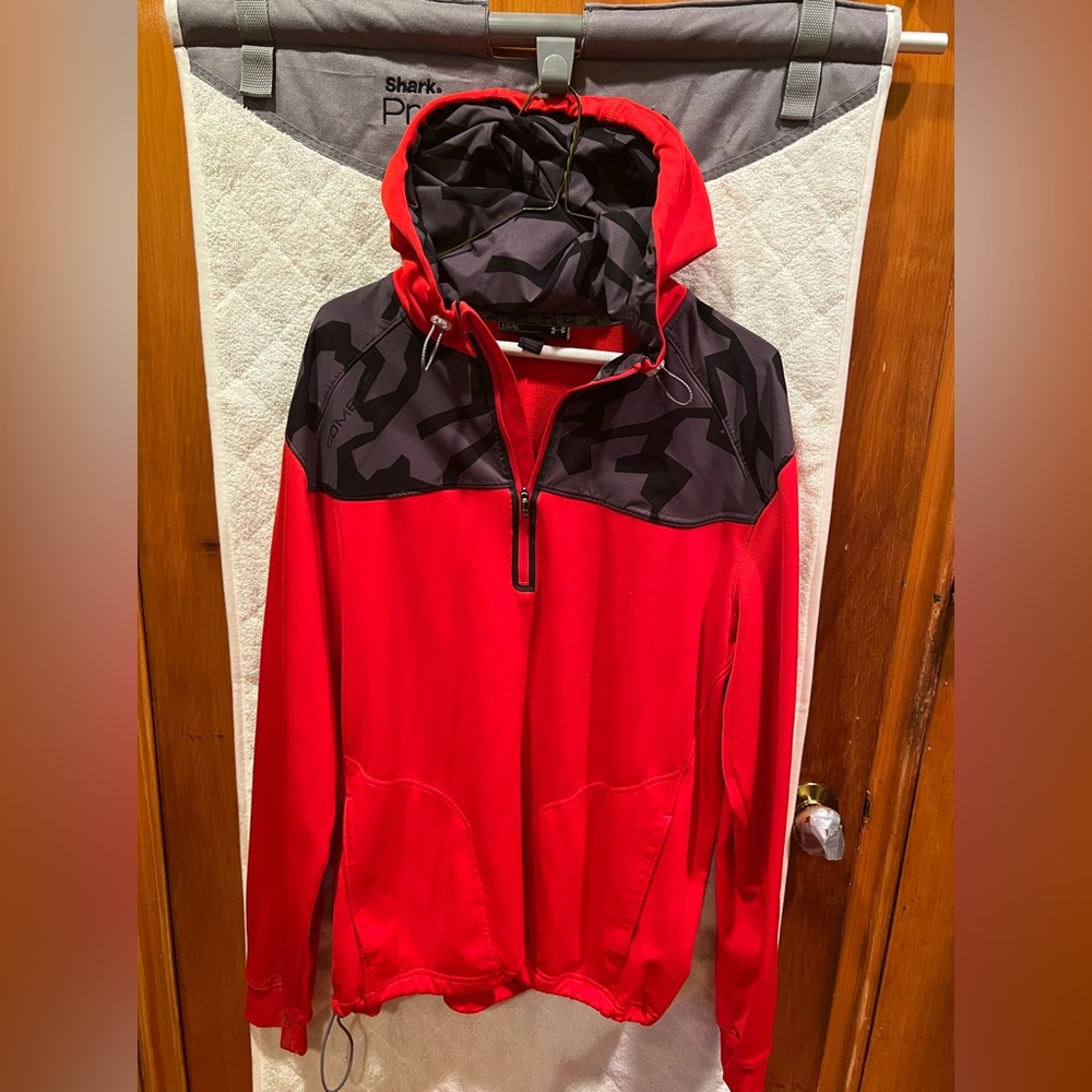 Under Amour Red Camo dry fit hoodie….. mint condition….. L